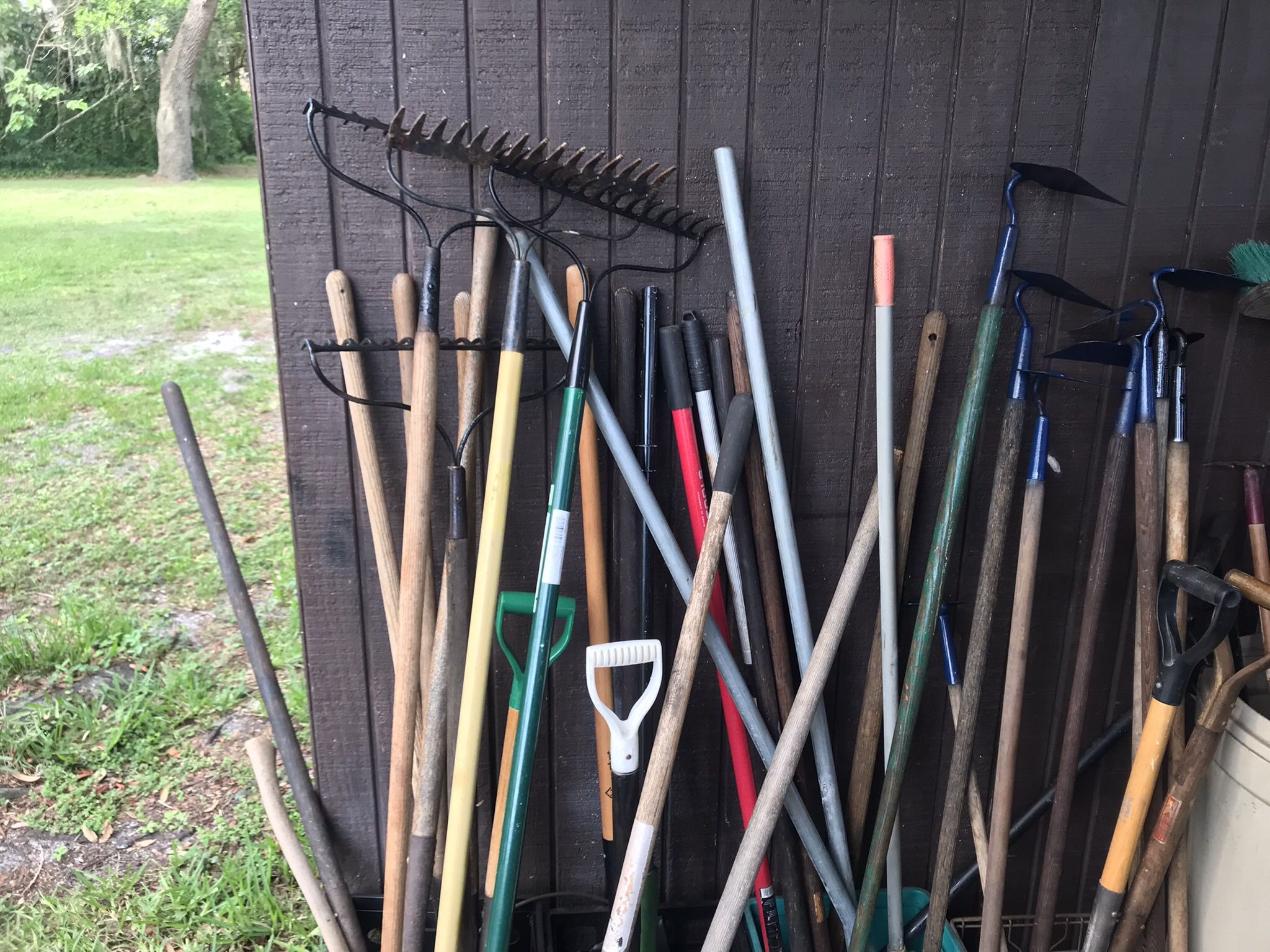 Shovels Hoes Rakes Scrapers Spades Clippers Loppers 10 Each. Pick