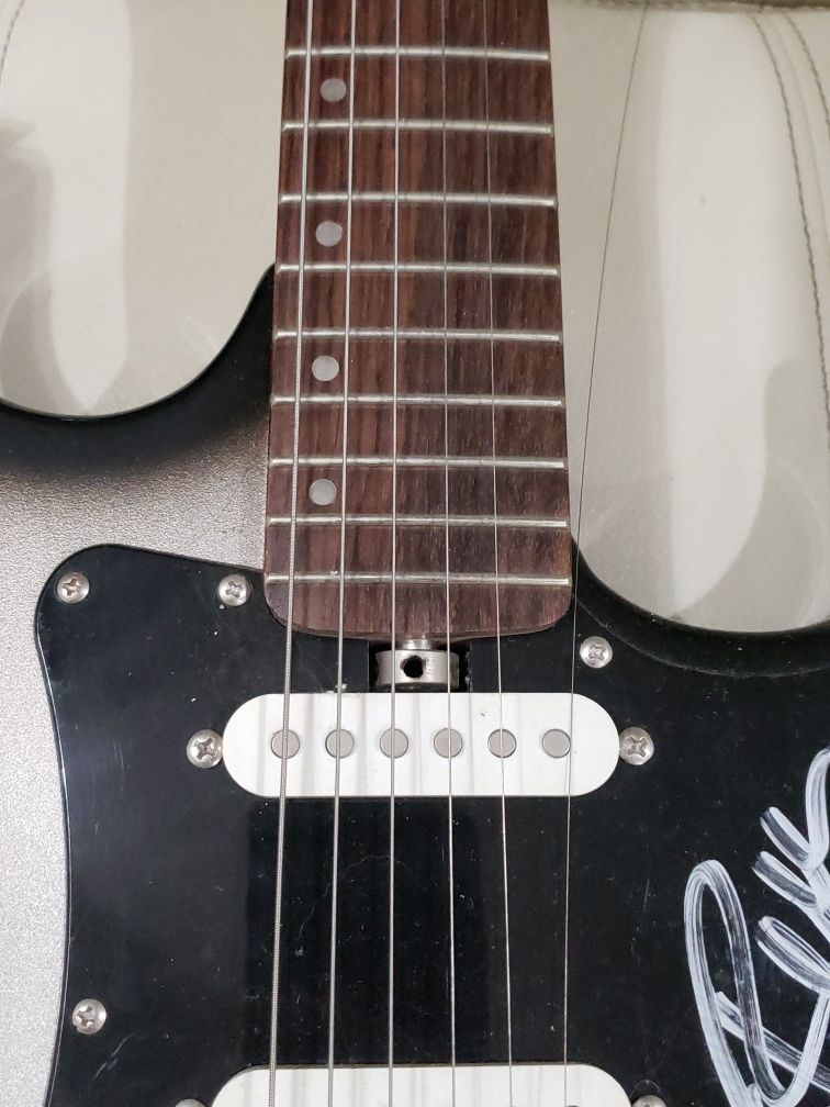 Lyon. Guitar signed by weezer