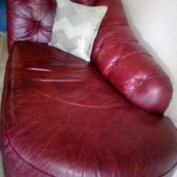 RED LEATHER LOUNGE CHAIR 