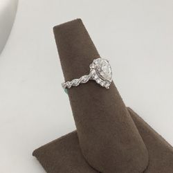 Beautiful Pear Shaped Bridal Diamond Ring. 