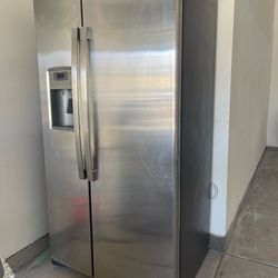 Side-by-side refrigerator freezer with water dispenser