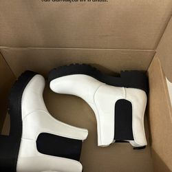 New Women's Margo Chelsea Ankle Boot, White, Size 7.5