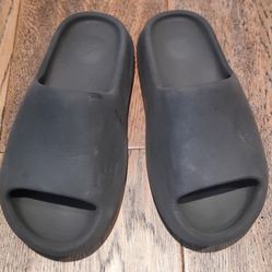 Adidas - Yeezy - Youth - Slides - Size 6 - Black
