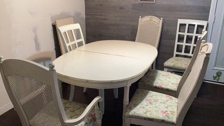 Dining room table with leaf and 6 chairs