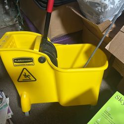 Rubbermaid 31 QT Tandem Mop Bucket a