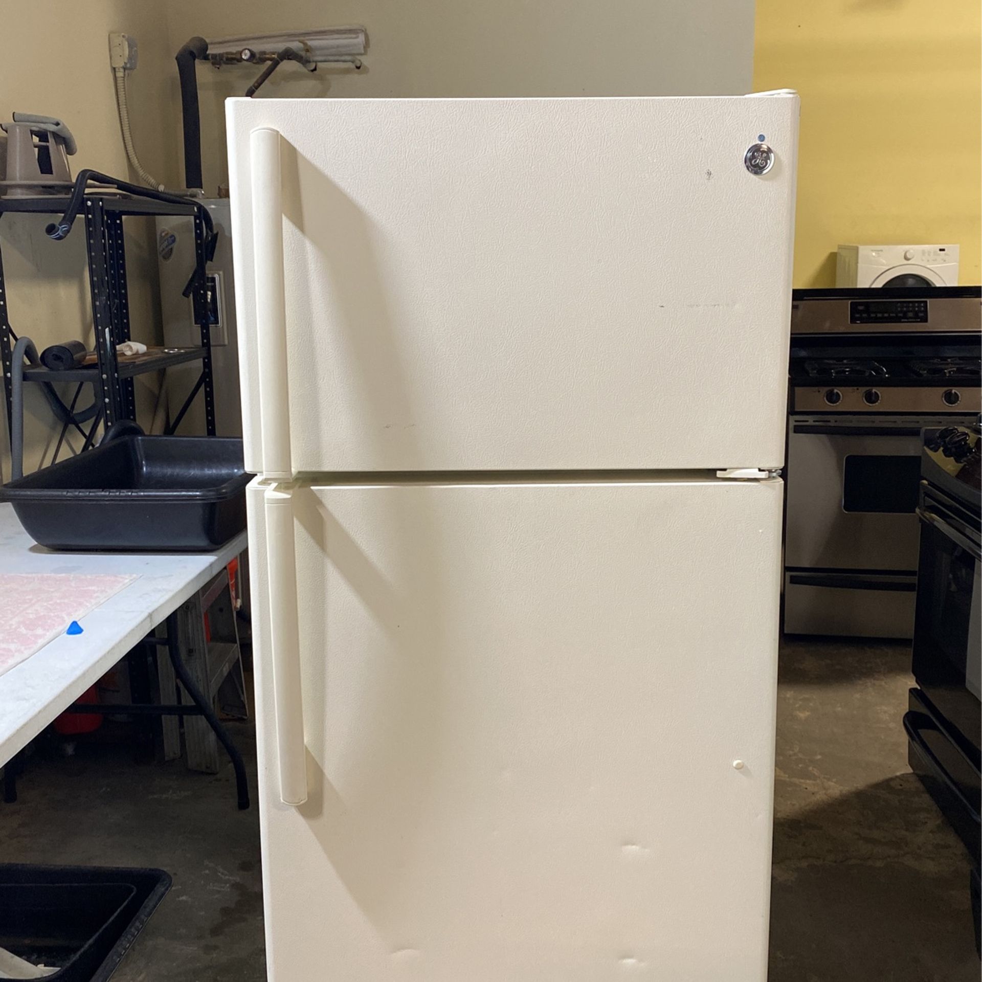 G.E Refrigerator Top freezer