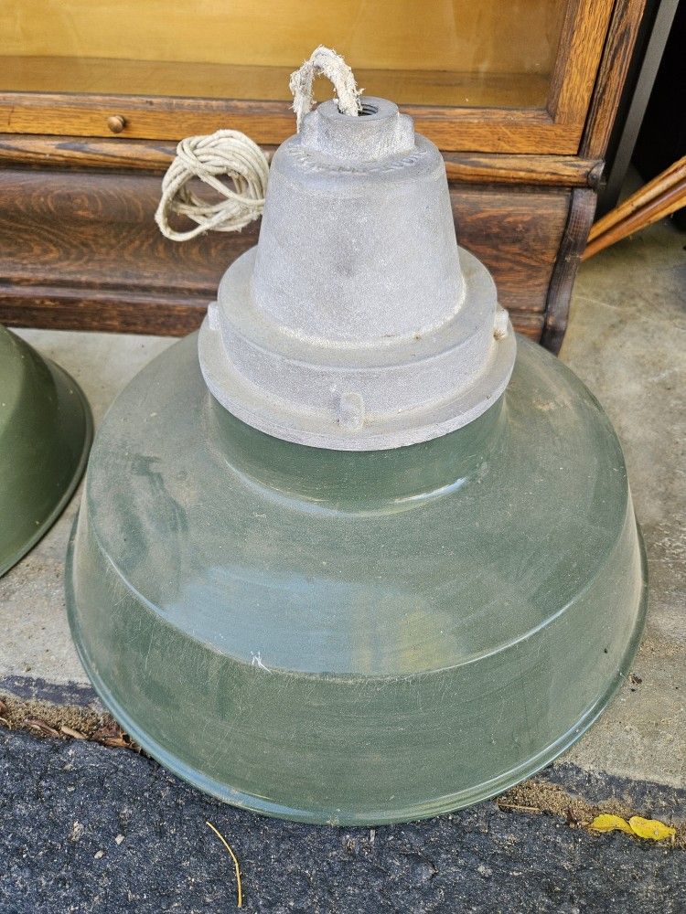 Industrial Porcelain Barn Light 