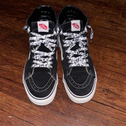 Shoes: Vans Black And White