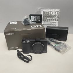 ricoh gr iii black digital camera w/ original box & case