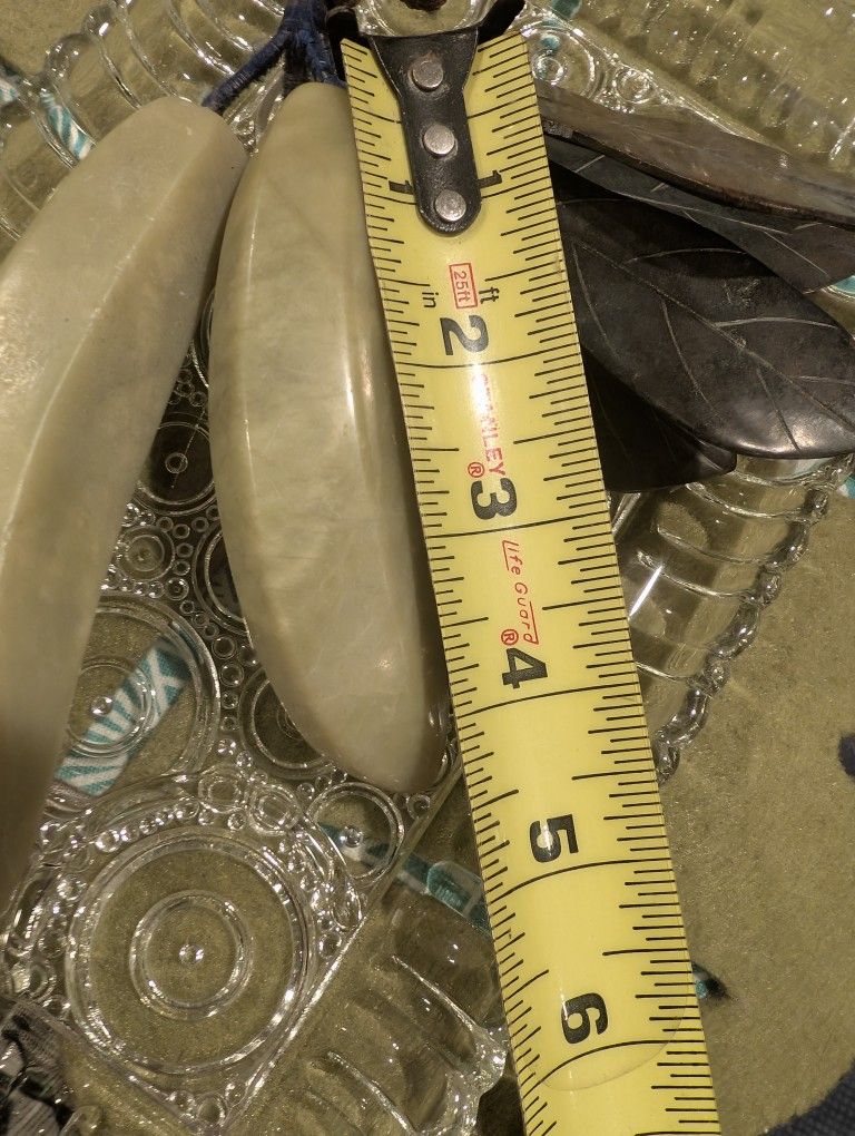Vintage hand carved Yellow Jadiot Bananas With 5 Hand Carved Green Jade Leaves