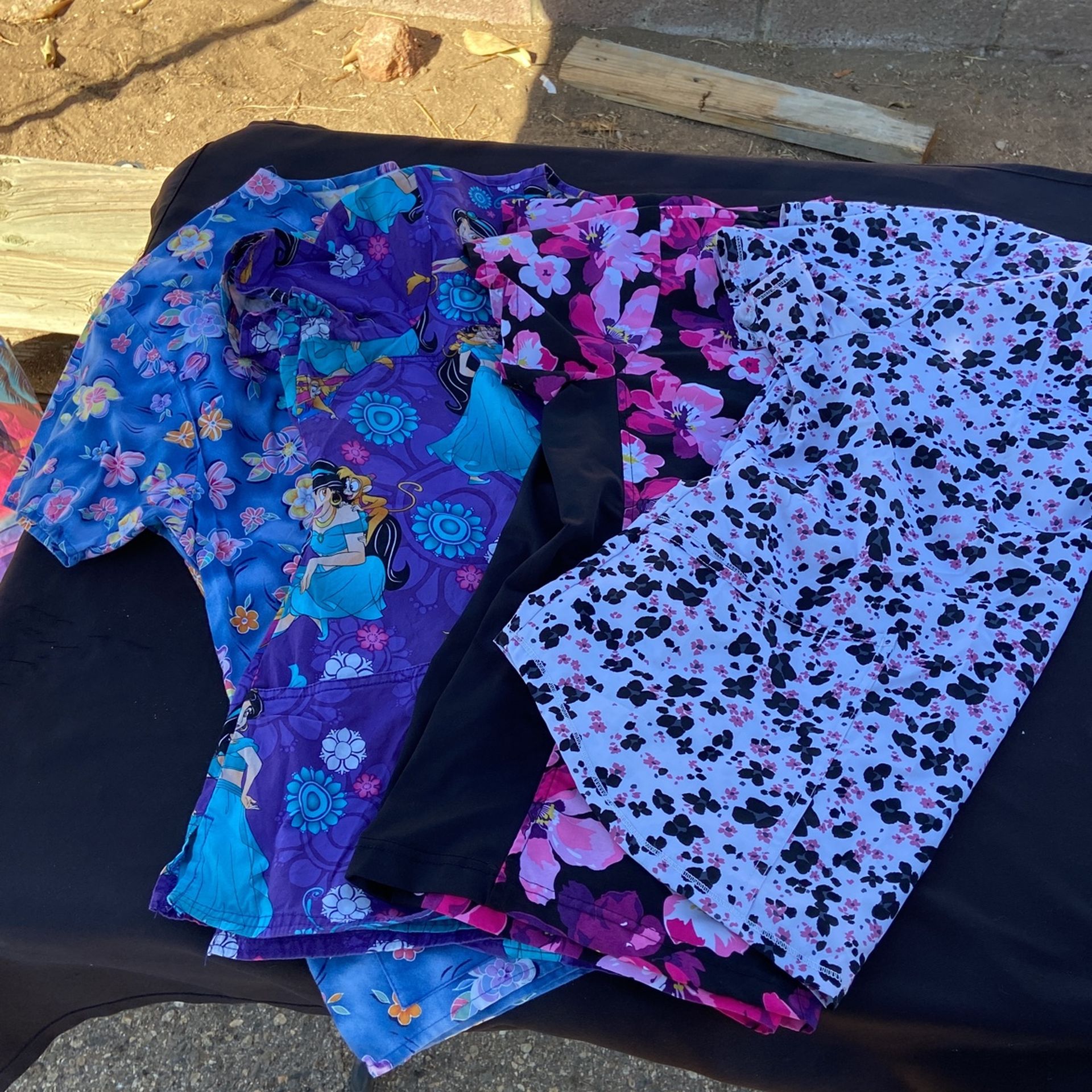 4 Women Scrub Tops Size Large $10