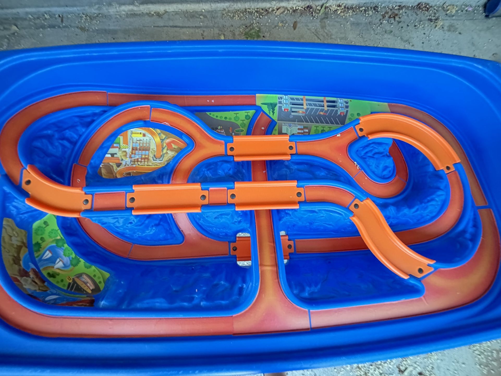 Hot wheels race track table