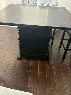 Breakfast table with 6 chairs