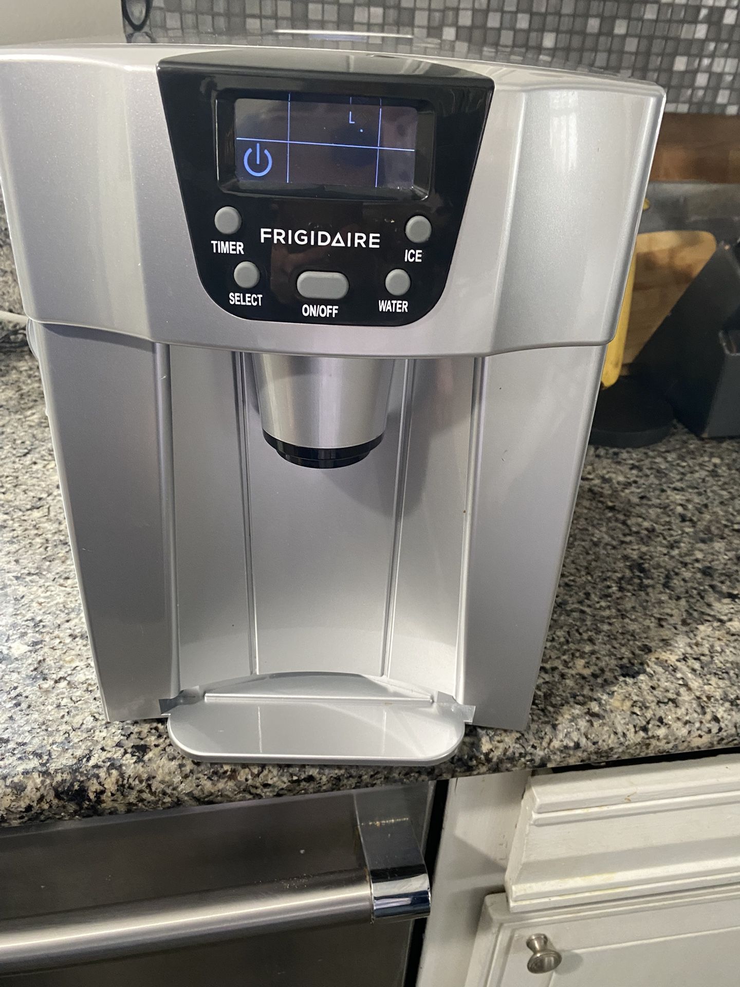 Ice Maker and Water Dispenser in Silver