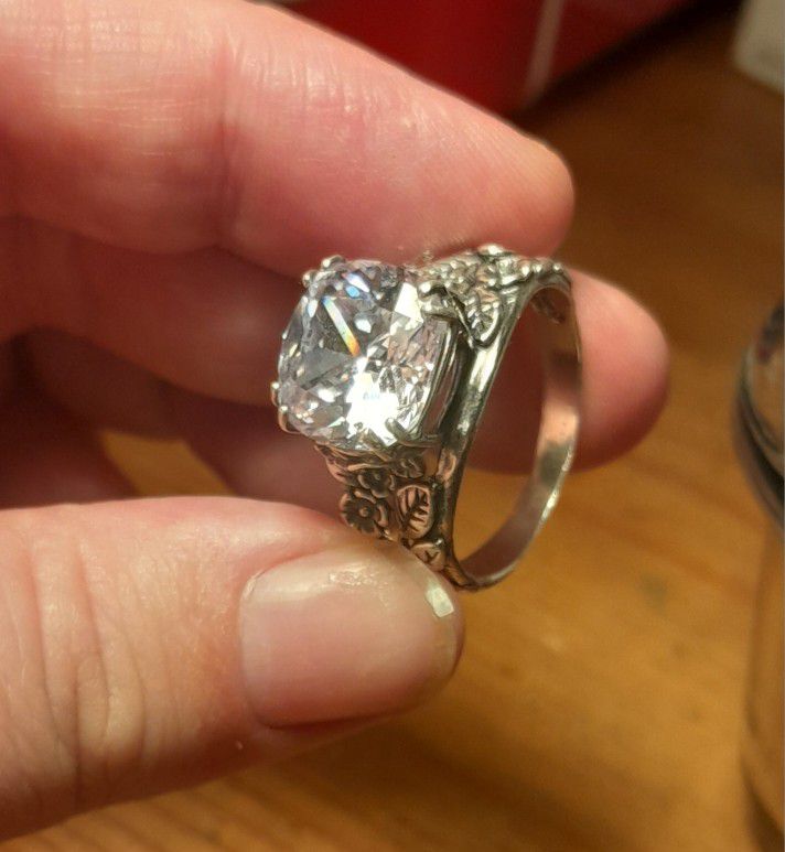 925 Silver Ring W/ Cubic Zirconia 