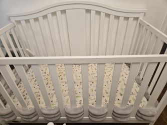 2Baby Crib With Mattress & Sheets Included