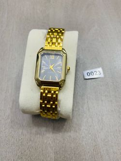Quartz Analog Rectangle Wristwatch Black Dial Roman Numerals Gold Tone Bracelet