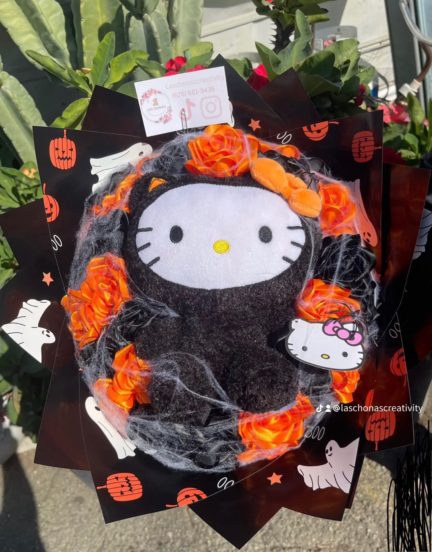 Black cat hello kitty ramo