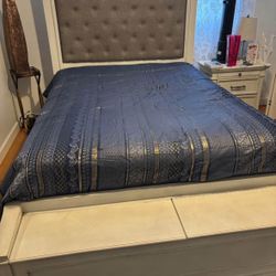 Queen bed No Mattress 