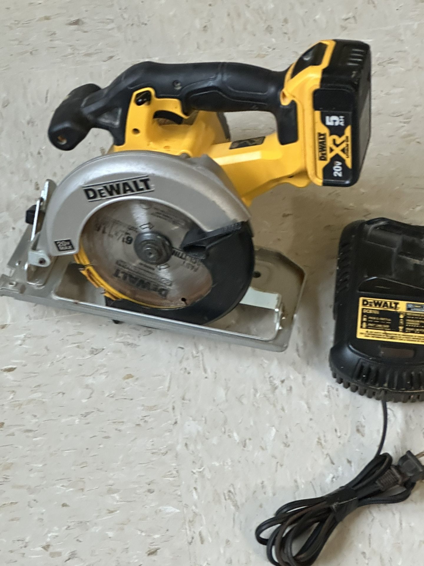 Dewalt 20V Circular Saw With Battery And Charger