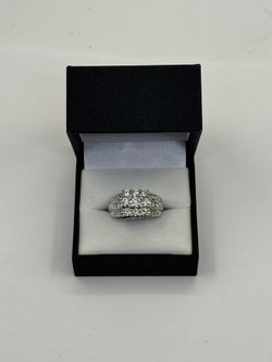 WOMENS Engagement Ring 