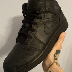 Air Jordan 1 Mid GS ‘Triple Black’ 2020