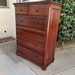 Large 6 Drawer Dresser Excellent Condition 