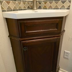 Bathroom sink/cabinet and mirror