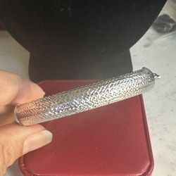 925 Sterling Silver Diamond Cut Hinged Bangle Bracelet w/ Security Latch . Will Fit Up To 7.5 In Wrist , Diamond Cut All Around , Marked 925ATI