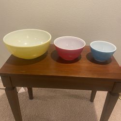 Very Nice Set Of 3  Vintage  Nesting Pyrex Mixing Bowls. 
