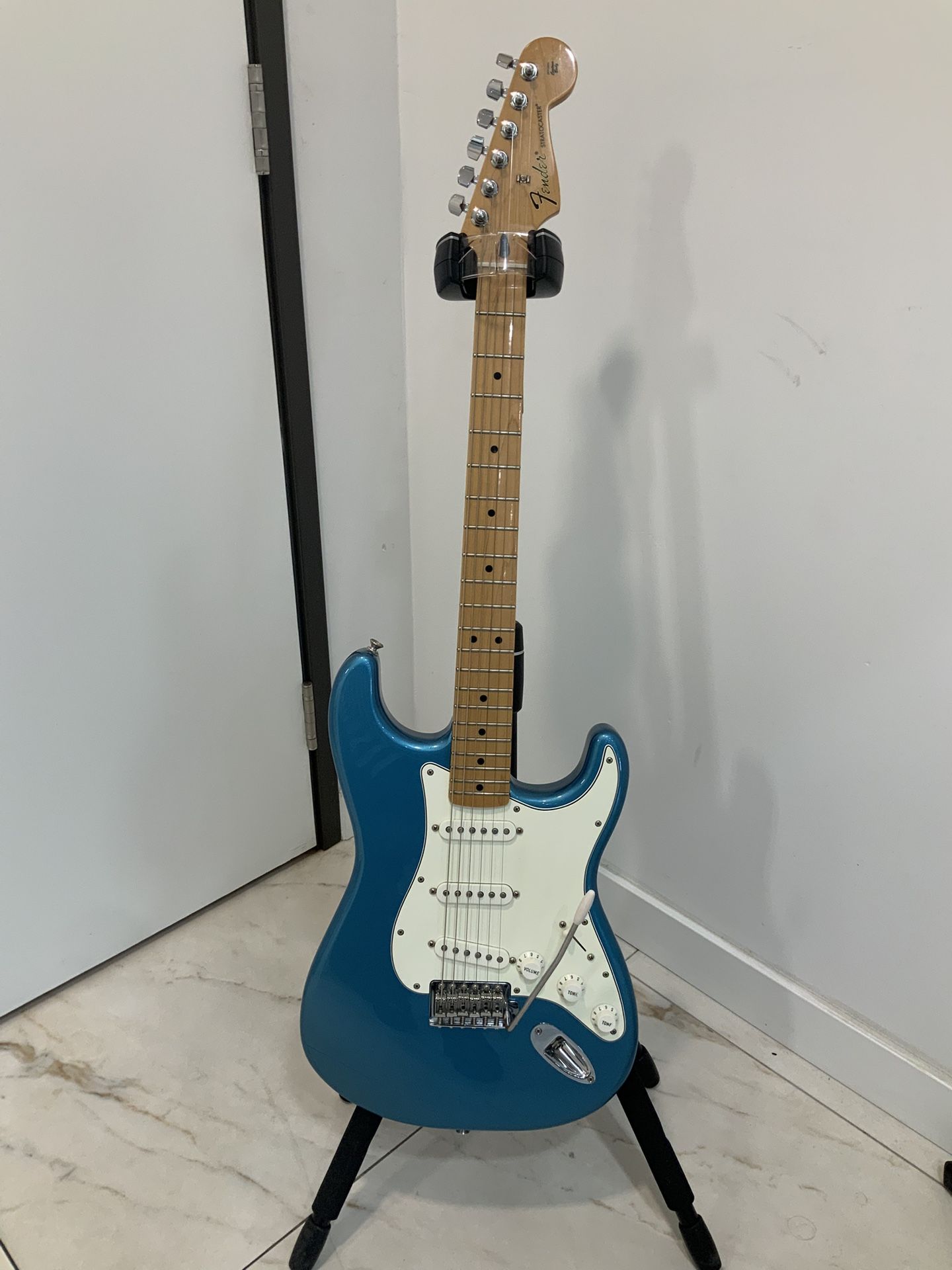 Fender Stratocaster Guitar Lake Placid Blue Mint! MIM 2018