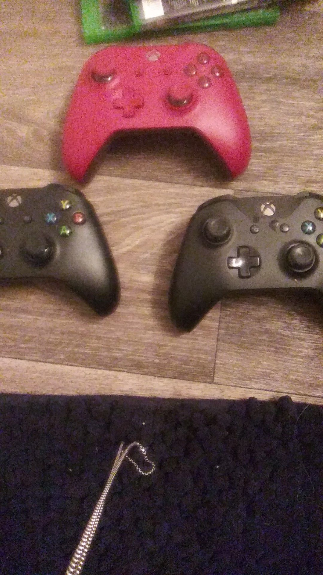 3 xbox 1 controllers