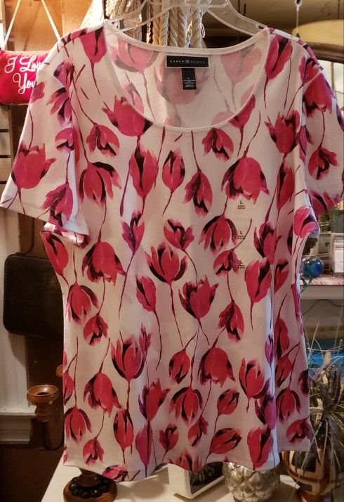 Ladies New ..Large....Karen Scott Top With Flower Design 