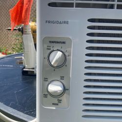 Frigidaire  White.  M.FFRA051WAE 