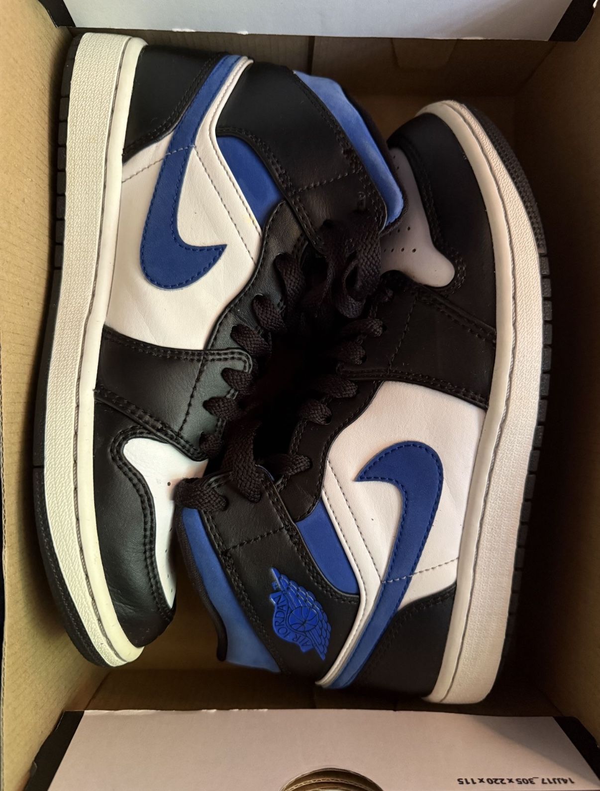 Jordan 1 blue size 6 in men’s and 8 in woman’s