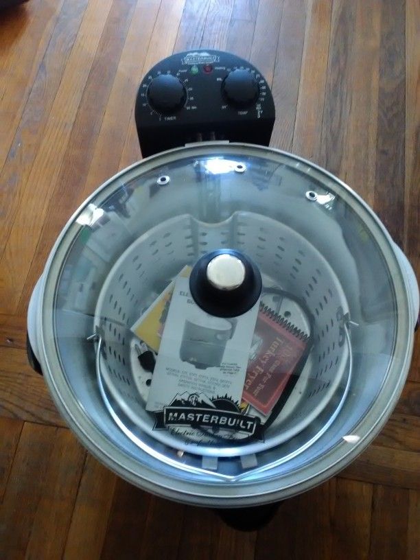 Master built 28 Qt. Electric turkey fryer and Seafood kettle