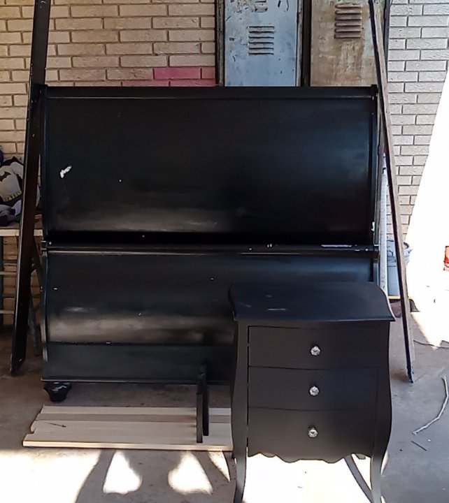 Black Slaybed!! "QUEEN SIZE" Bedroom SET-UP With END Table!! Very Nice!!