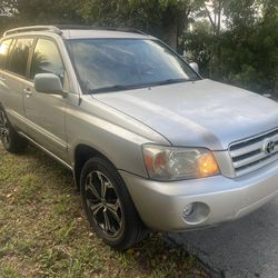 2005.  Toyota Highlander.
