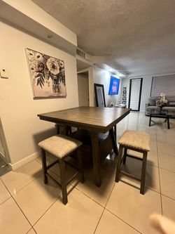 Beautiful Dining Table In GREAT shape!!!