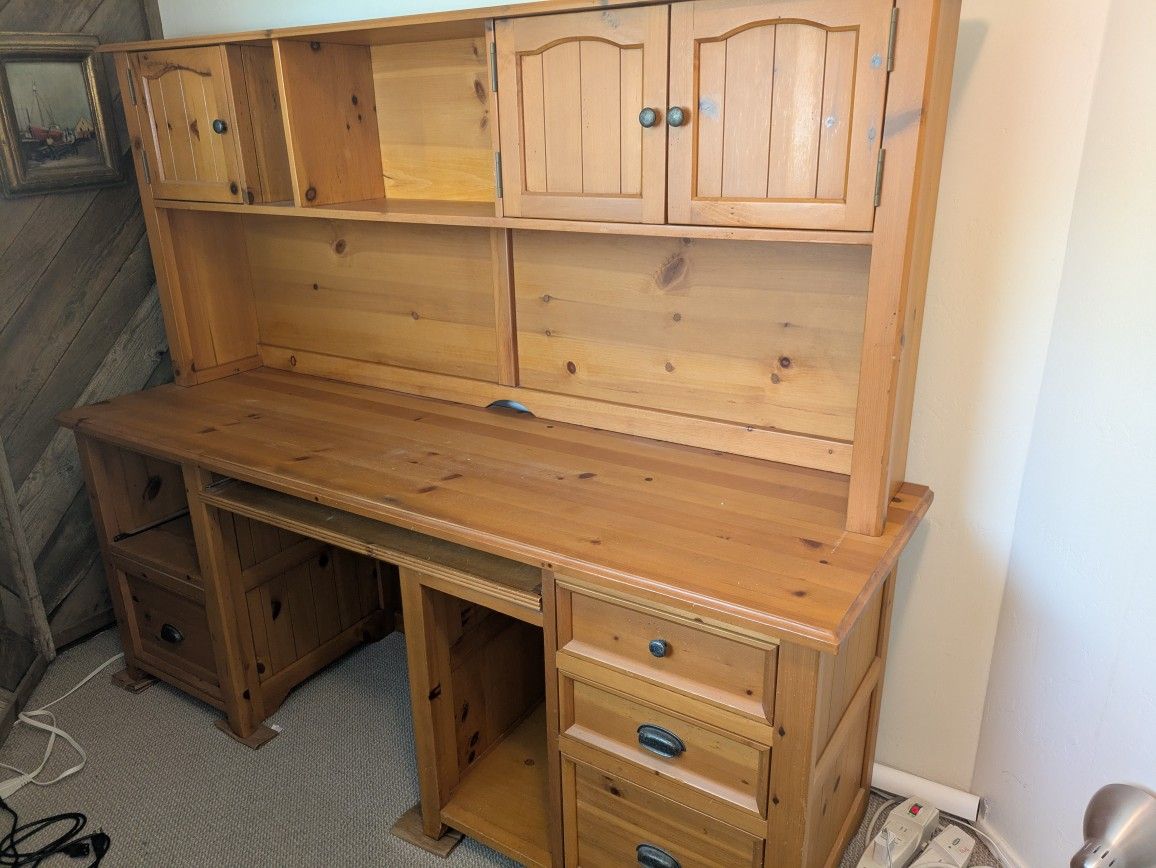 Rustic Style Computer Desk With Hutch