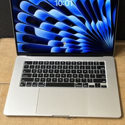 MacBook Air 15 2023 M2 8 gb ram 256 gb ssd SILVER