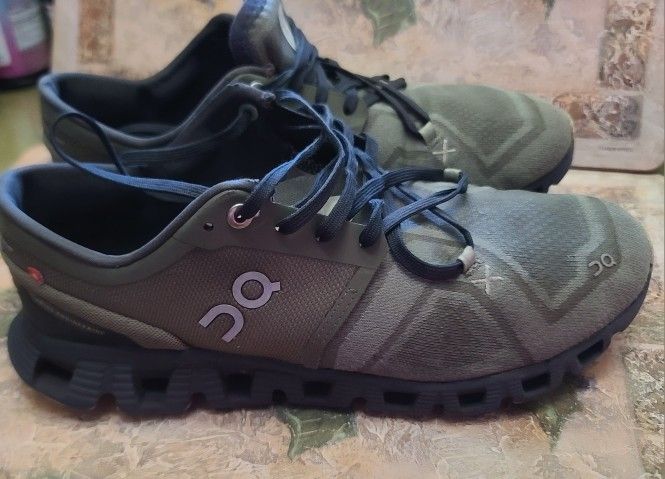 ON SHOES mens Size 7.5