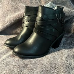 New! Womens Black Journee Collection Strap Black Booties