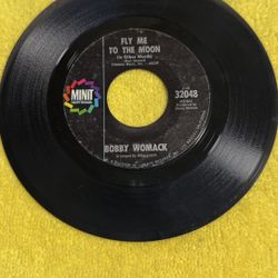 This item is a 1968 7-inch vinyl single by Bobby Womack titled "Fly Me To The Moon (In Other Words)", released on the Minit Records label. 