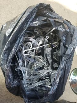 Tengo una bolsa llena de ganchos para la ropa
