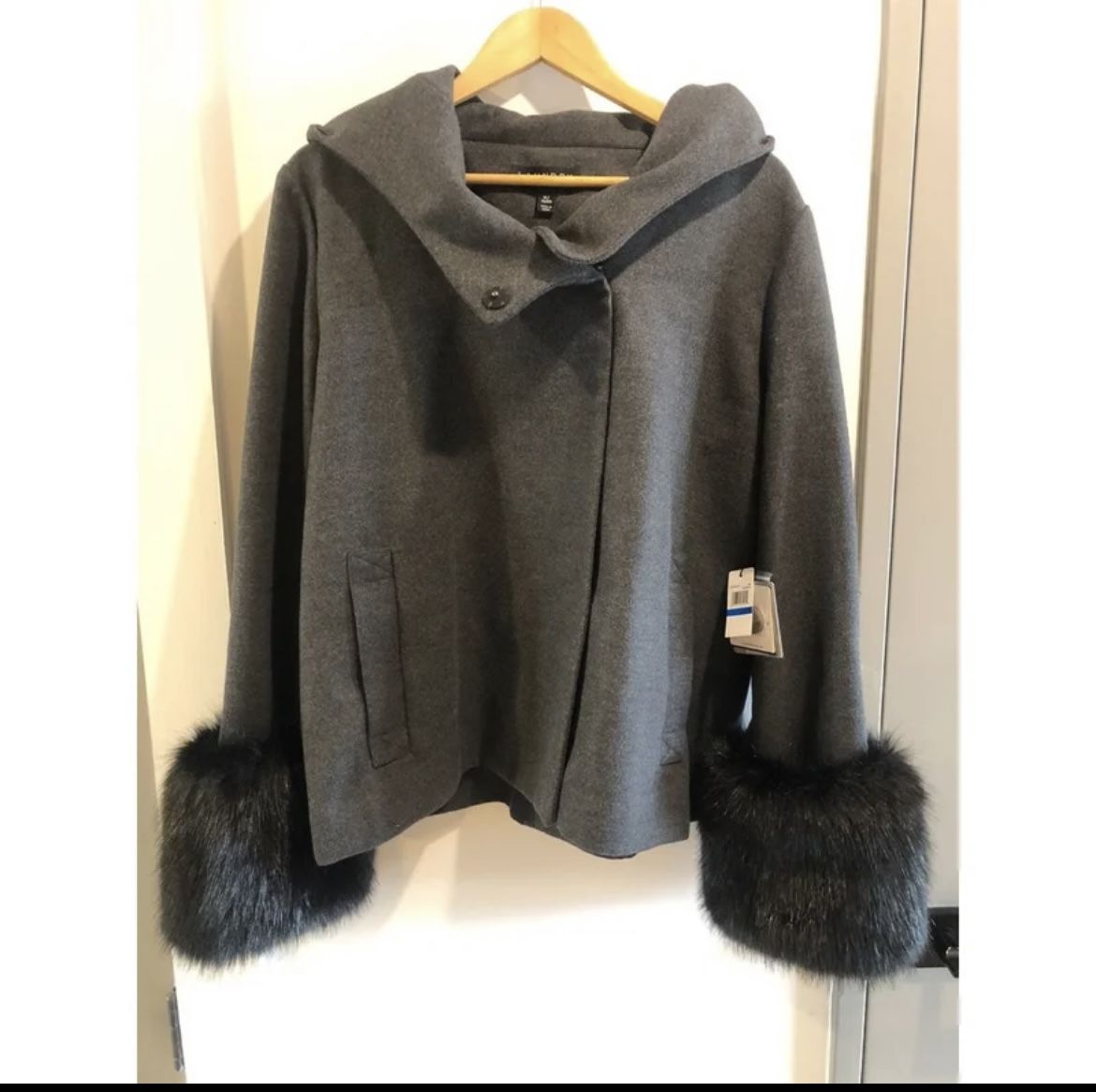 NWT Laundry by Shelli Segal Coat, Removable Cuffs