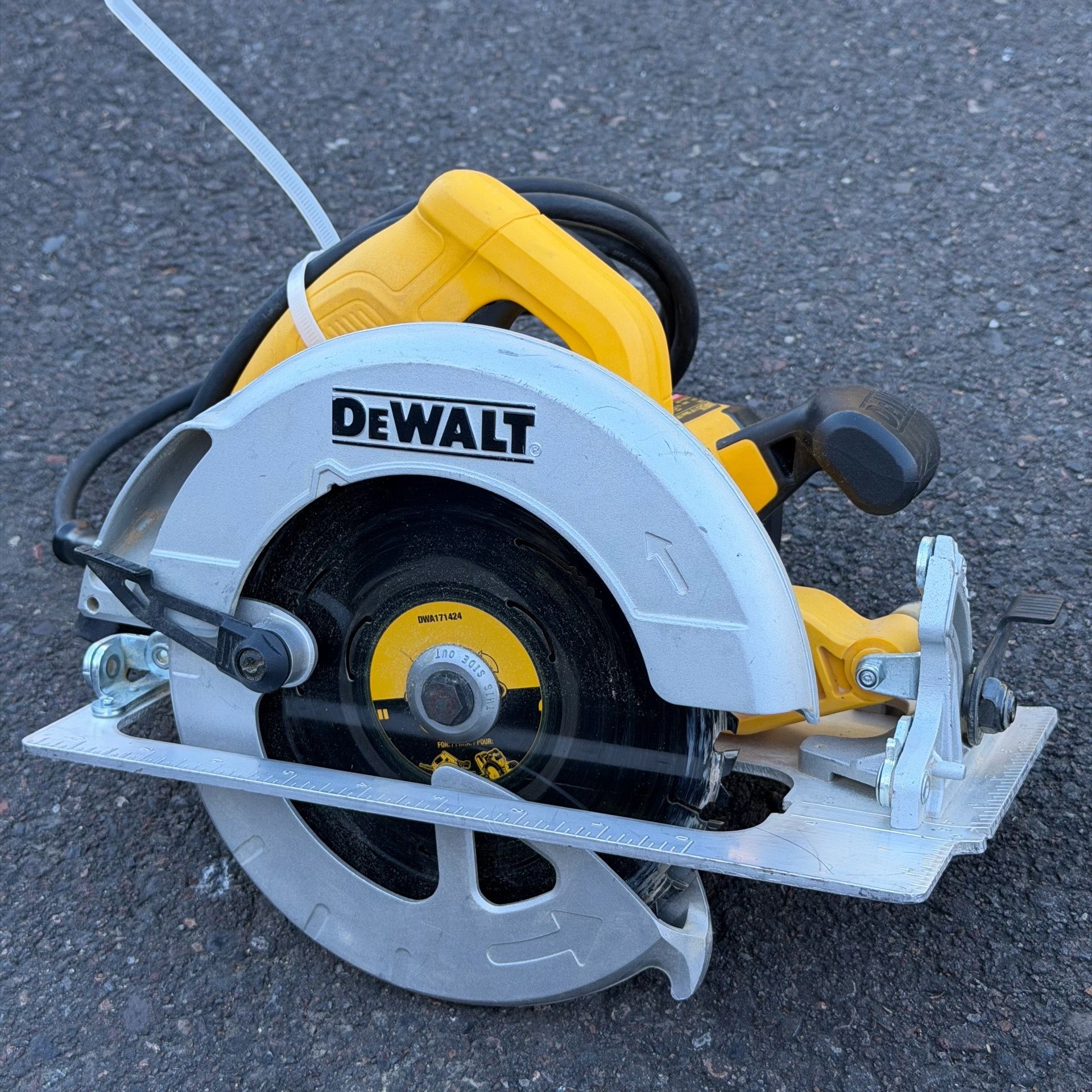 DeWALT SAW