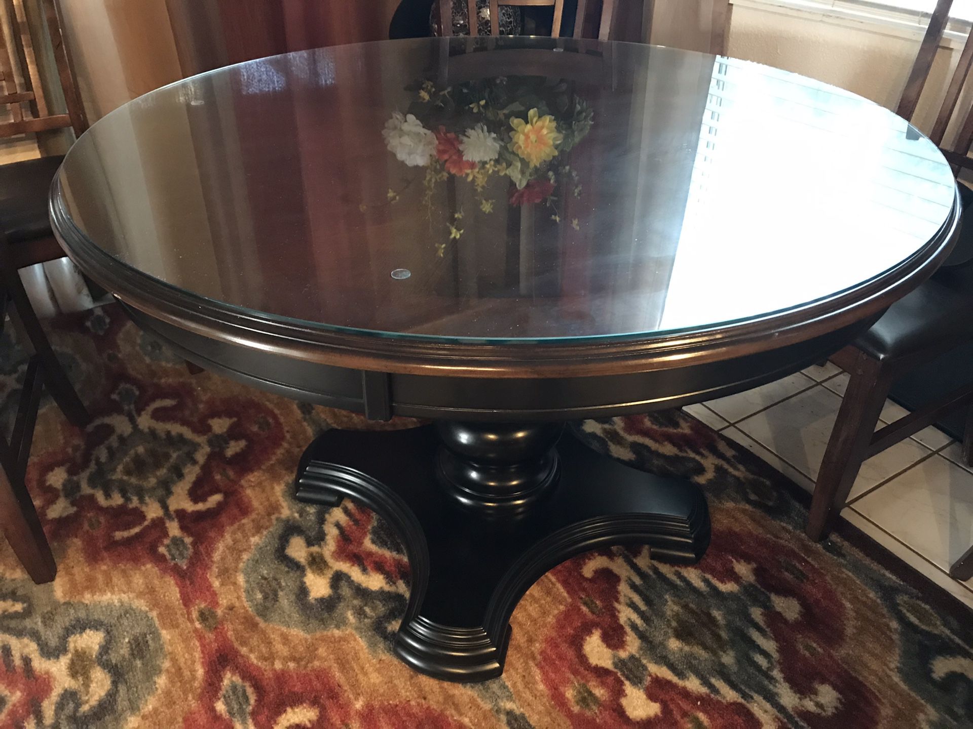 48” diameter round dining table, like new