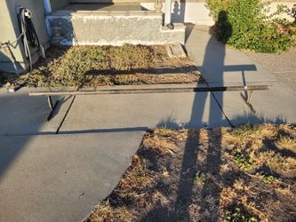 Skateboard\Rollerblading grind rail.