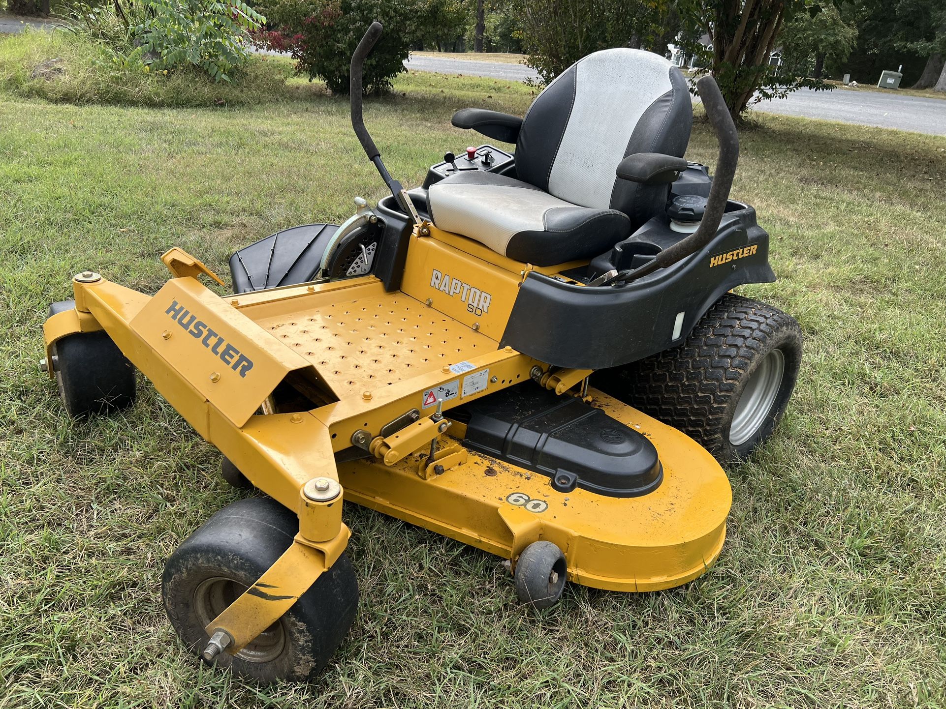 Hustler Raptor SD commercial grade/Heavy duty residential zero turn mower 60” deck.